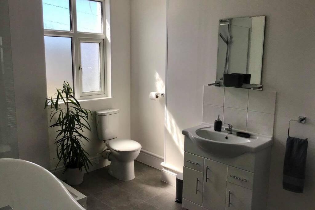 Large 5 Bed 3 Bath House 300 Meters From Beach And Restaurants 新码头 外观 照片